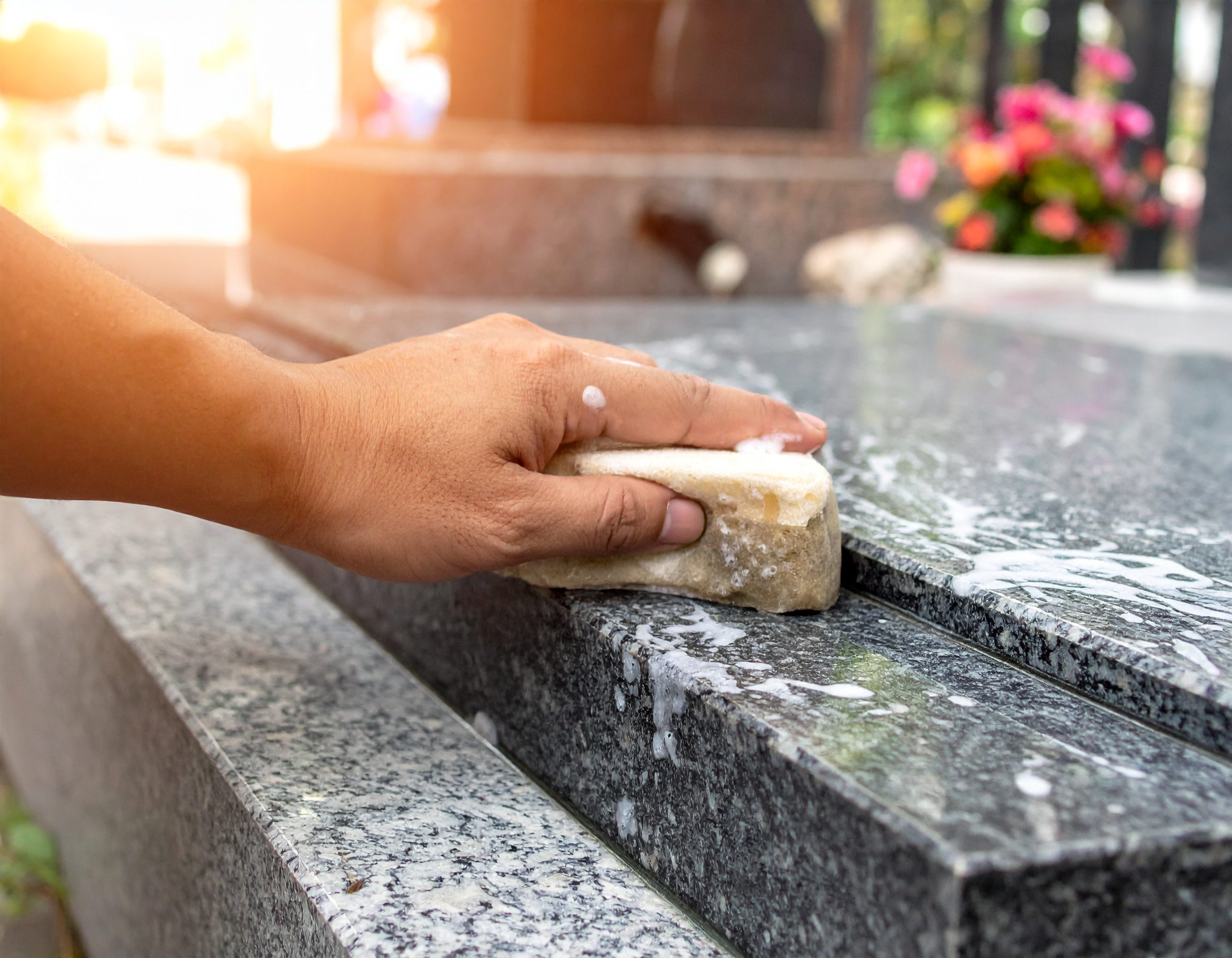 Osoba pielęgnująca grób w ramach długoterminowej opieki - sprzątanie, pielenie, znicze
