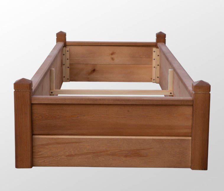 Drewniana obudowa grobu w jasnym kolorze, wymiary 180x72x32 cm – trwała i elegancka forma zabezpieczenia miejsca pochówku