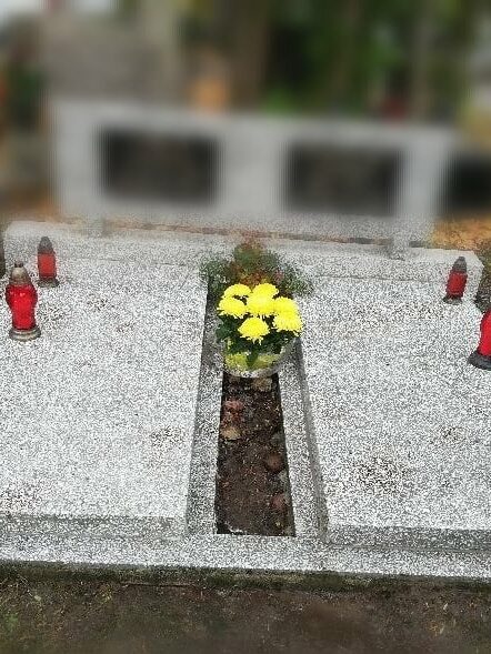 Efekty usługi czyszczenia – jasny, zadbany nagrobek z lastryko