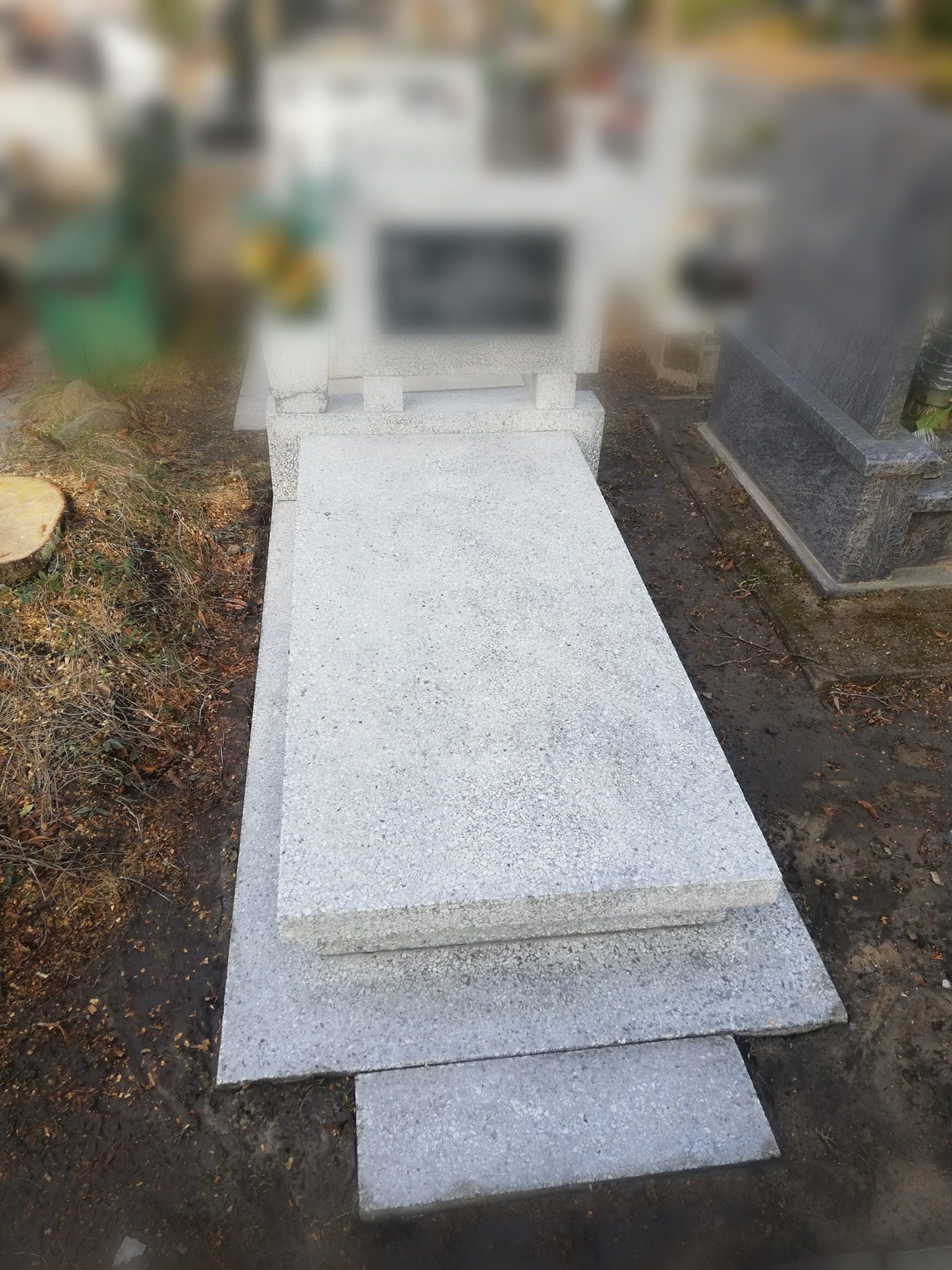 Efekty czyszczenia nagrobka przez firmę Lorem – jasna i czysta powierzchnia